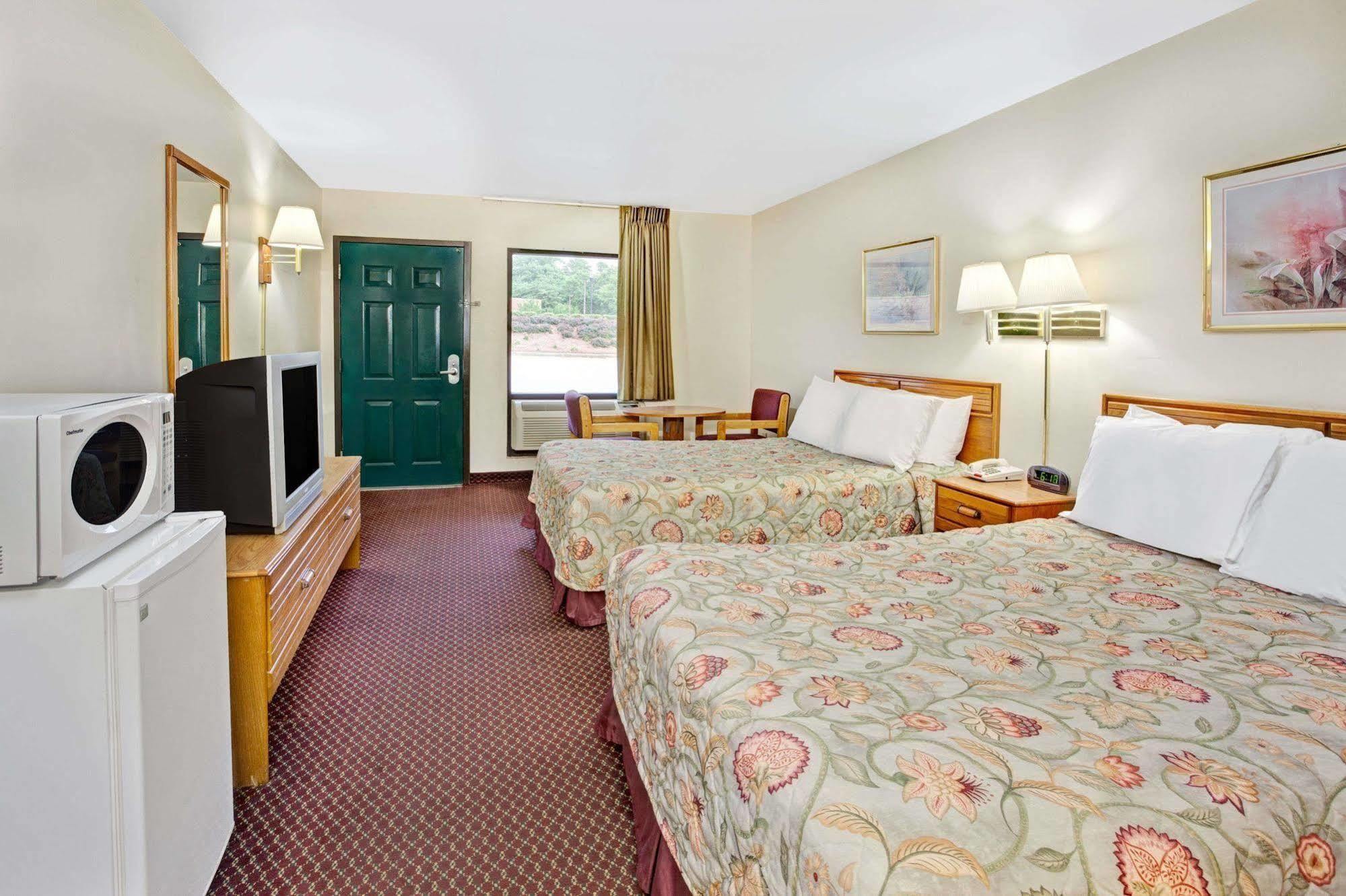 Hotel Super 8 By Wyndham Marietta/West/Atl Area Extérieur photo
