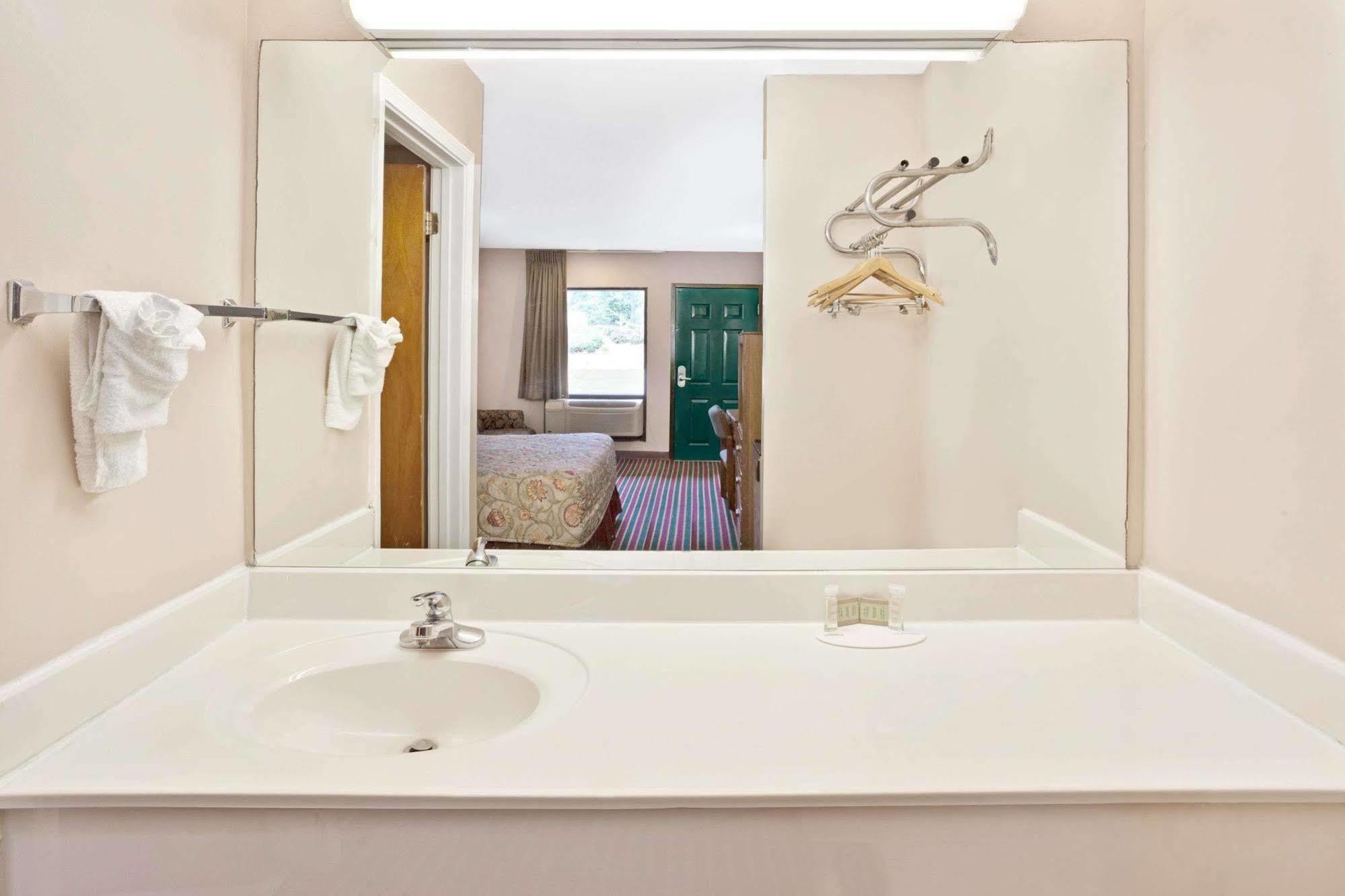 Hotel Super 8 By Wyndham Marietta/West/Atl Area Extérieur photo